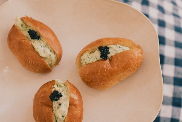 Plateau de 40 brioches de colin aux herbes