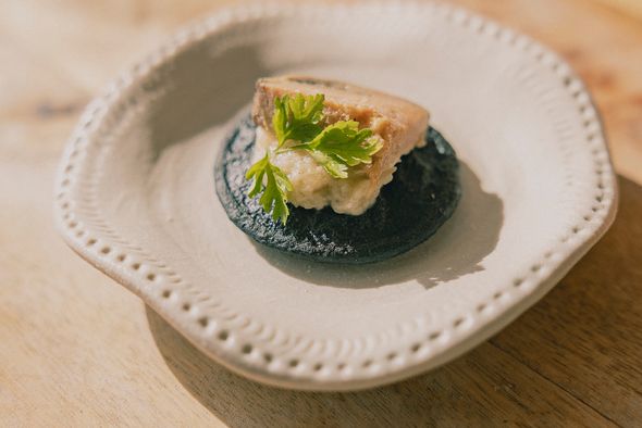 plateau de 40 blinis au charbon végétal, foie gras