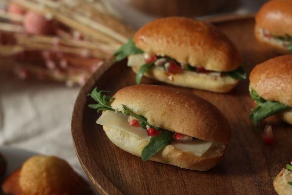 Mini viennois végétarien houmous grenade, roquette