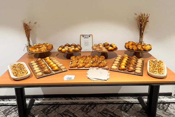 Mise en place sur des plateaux en bois