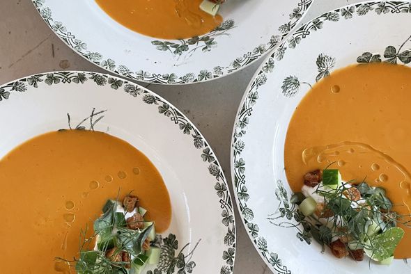 Soupe froide du potager, touche d’huile fumée