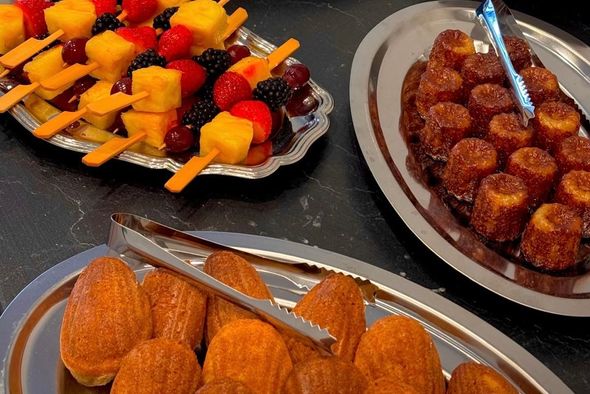 Cannelés, madeleine & brochette de fruits