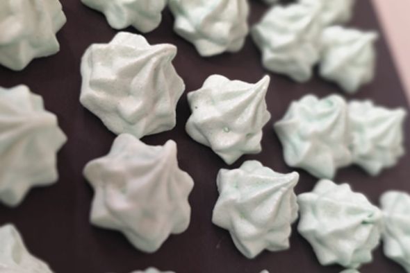 Plateau de Petites Meringues Sapin de Noël