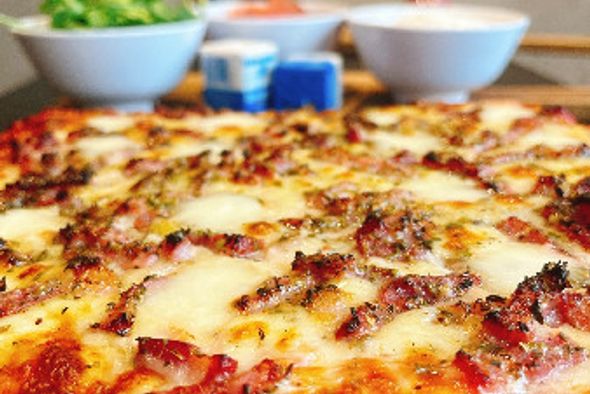 Pizza Lardons Mozzarella - 4 personnes