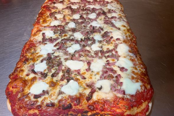 Pizza saucisse piquante italienne
