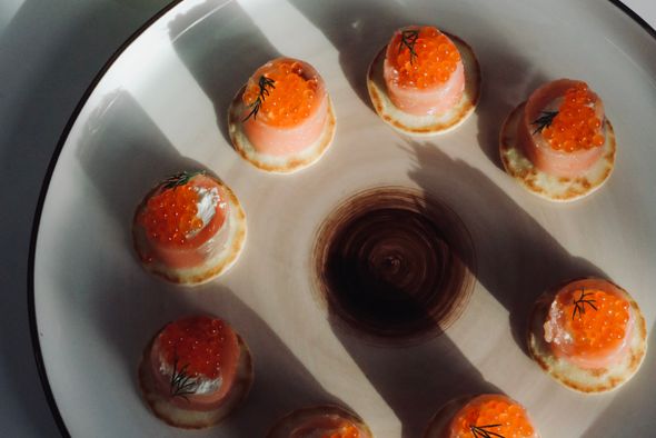 Blinis Saumon, Crème de Wasabi & Œufs Tobiko