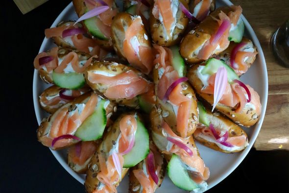 Bretzel Saumon,  Pickles d’oignon rouge, concombre