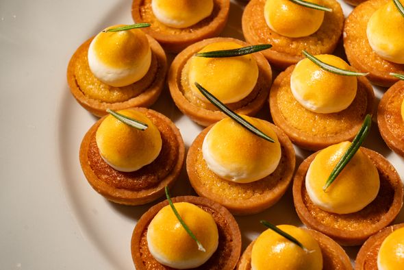 Plateau de 40 Tartelettes amandine abricot romarin