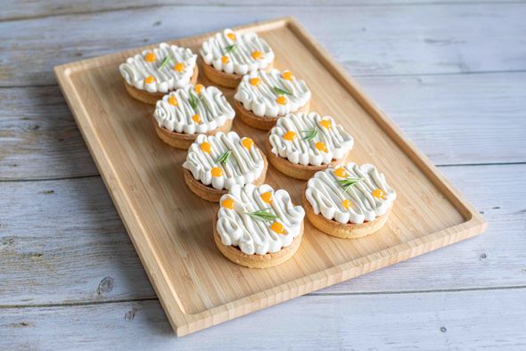 8 Tartelettes abricot et crème légère au romarin