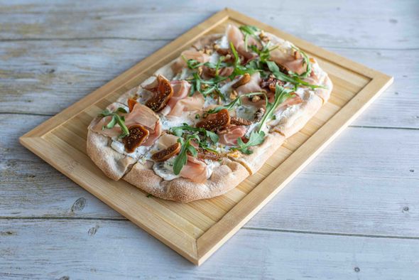 Pinsa ricotta aux herbes, speck, figue et noix