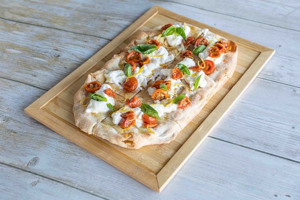 Pinsa burratta, tomates cerises, citron et basilic