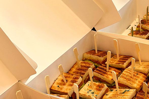 Pastrami Sando 16 pieces ( Coffret coupé en 4)
