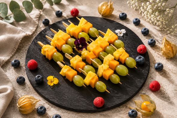 Tablée de brochettes de fruits