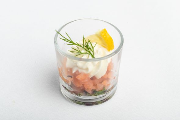 Verrine de tartare de saumon au yuzu