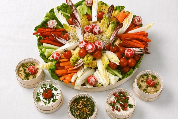 Panier de légumes crus de saison & Condiments